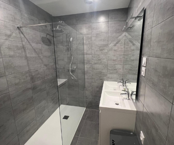 Salle de bain aménagée avec douche à l’italienne à Saint-Étienne