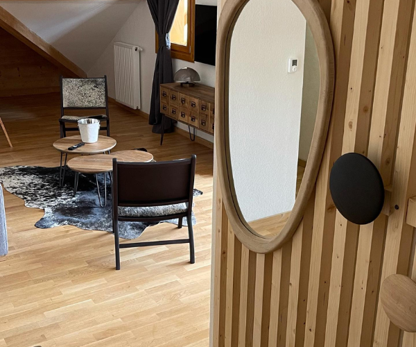 Coin salon aménagé sous combles dans un appartement de montagne à Vaujany