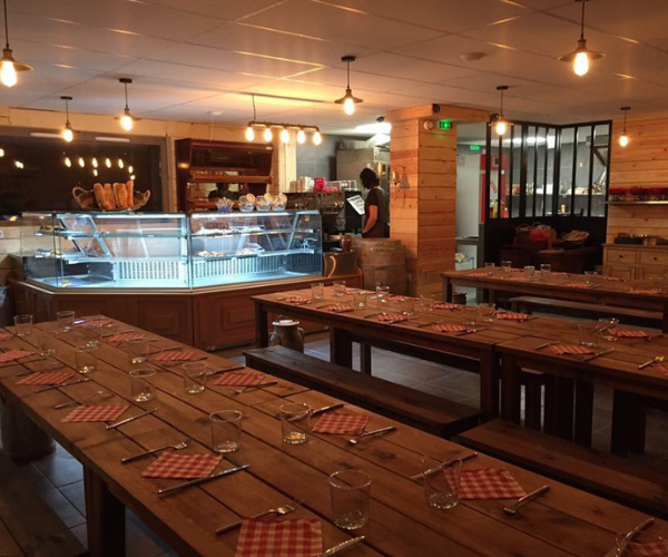 Salle de restaurant en bois aménagée à Auris-en-Oisans