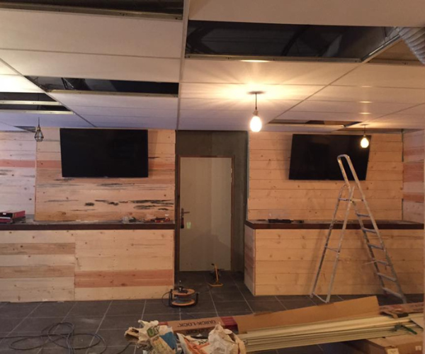 Finitions murales en bois dans un restaurant de montagne