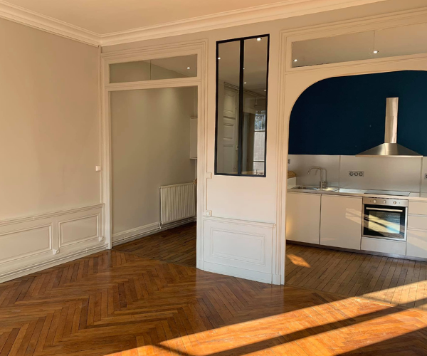 Séjour rénové avec cuisine ouverte dans un appartement à Lyon