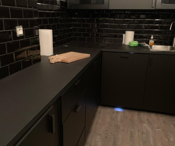 Cuisine noire moderne rénovée avec crédence carrelée à Lyon