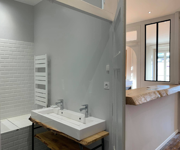 Salle de bain rénovée avec double vasque et finitions modernes à Lyon
